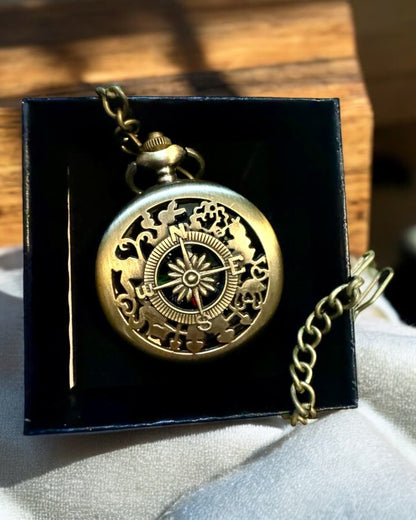 Antiga Bússola de Bolso em Bronze e Ouro com Padrão Vazado – Perfeita para Exploradores e Amantes do Retro. Personalização com gravação