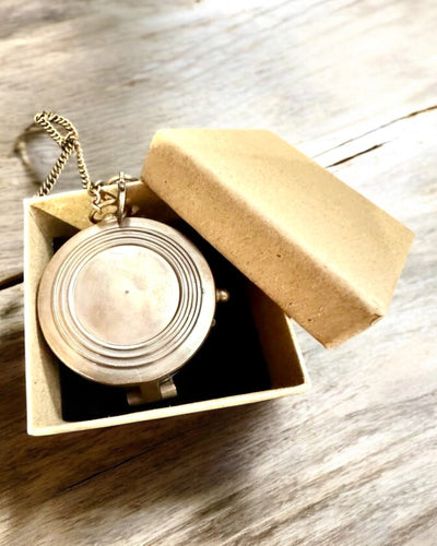 Bússola Odysseus Indiana – Joia Retro do Explorador - possibilidade de gravação