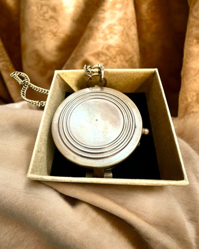 Bússola Odysseus Indiana – Joia Retro do Explorador - possibilidade de gravação