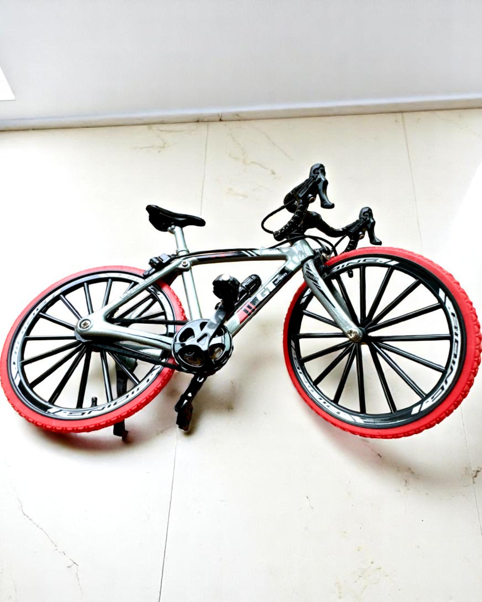 „Speedster” – modelo de colecionador com opção de gravação, 2 variantes à escolha