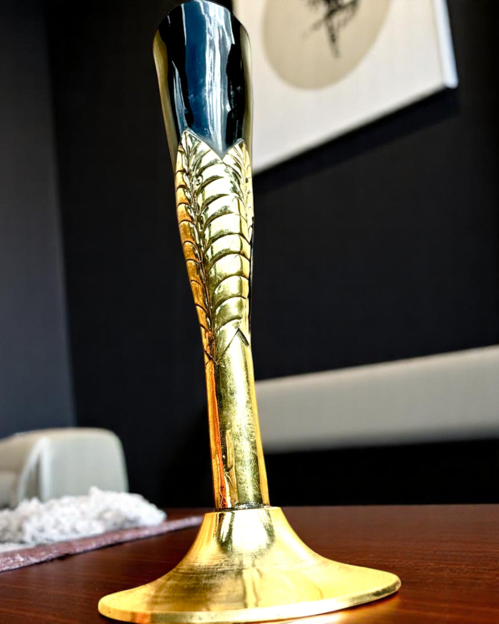 Cálice "O Espírito do Artesanato" de chifre de búfalo e latão – feito à mão na Índia, 22 cm, possibilidade de personalização com gravação para presente