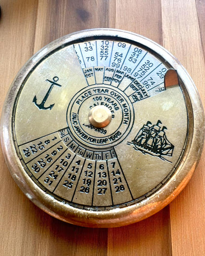 Mini Calendário Capitão "Navigator" – decoração em latão com a alma da navegação, opção de gravação para presente, 5 cm de diâmetro