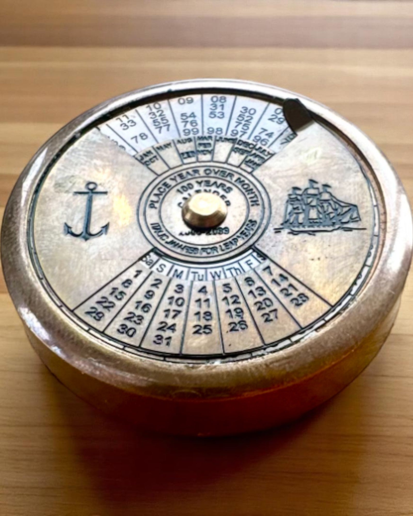Mini Calendário Capitão "Navigator" – decoração em latão com a alma da navegação, opção de gravação para presente, 5 cm de diâmetro