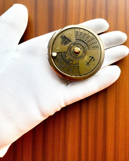 Mini Calendário Capitão "Navigator" – decoração em latão com a alma da navegação, opção de gravação para presente, 5 cm de diâmetro