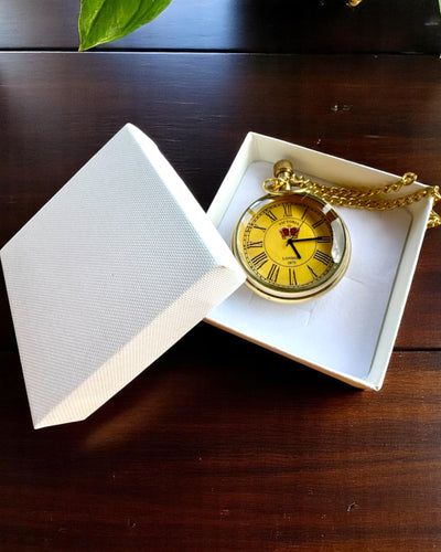 Relógio de Bolso "Victoria Crown" – Latão, Feito à Mão na Índia, 5 cm de largura, mecanismo japonês, possibilidade de personalização com gravação para presente