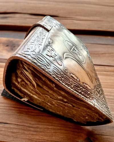 Dziennik Premium, Padrão Antigo, Caderno de Couro "Magiczna Kronika" 200 páginas, 2 variantes à escolha, personalização com gravação