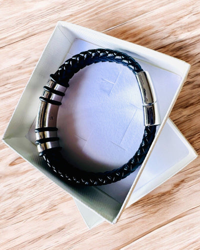 Pulseira Hip Hop Moderna para Homens com Gravação Personalizada e Fecho Magnético – Escolha o Estilo com Acabamentos em Prata ou Ouro, 22cm Couro PU