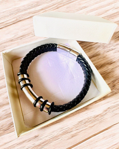 Pulseira Hip Hop Moderna para Homens com Gravação Personalizada e Fecho Magnético – Escolha o Estilo com Acabamentos em Prata ou Ouro, 22cm Couro PU