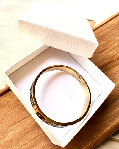 Pulseira "Czas Elegancji" - cor dourada Aço Inoxidável com Números Romanos, possibilidade de personalização com gravação