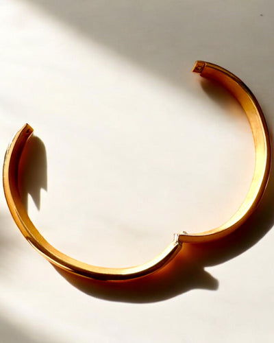 Pulseira "Czas Elegancji" - cor dourada Aço Inoxidável com Números Romanos, possibilidade de personalização com gravação