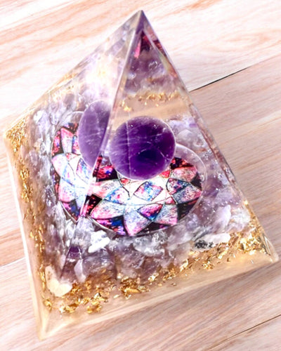 Pirâmide Energética "Amethyst Star" de orgonite com cristais de ametista