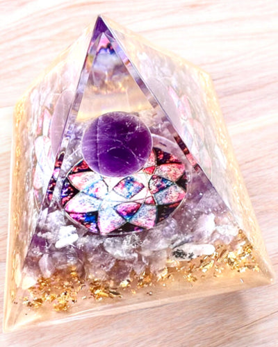 Pirâmide Energética "Amethyst Star" de orgonite com cristais de ametista