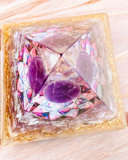 Pirâmide Energética "Amethyst Star" de orgonite com cristais de ametista