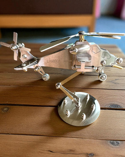 Modelo Metálico de Helicóptero "SkyRider" – Suporte de Secretária Ajustável com Personalização Gravada para Presente