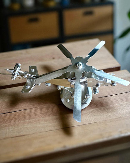 Modelo Metálico de Helicóptero "SkyRider" – Suporte de Secretária Ajustável com Personalização Gravada para Presente