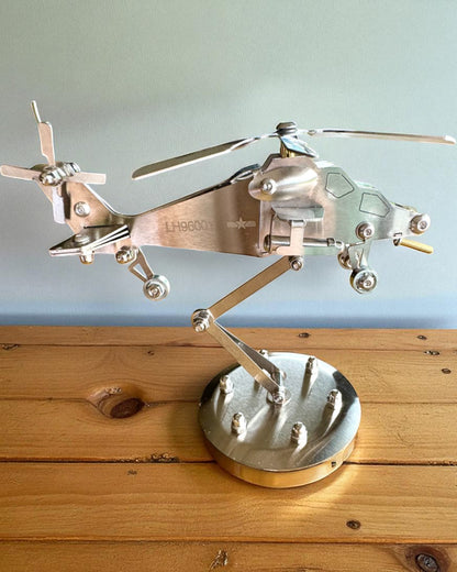 Modelo Metálico de Helicóptero "SkyRider" – Suporte de Secretária Ajustável com Personalização Gravada para Presente