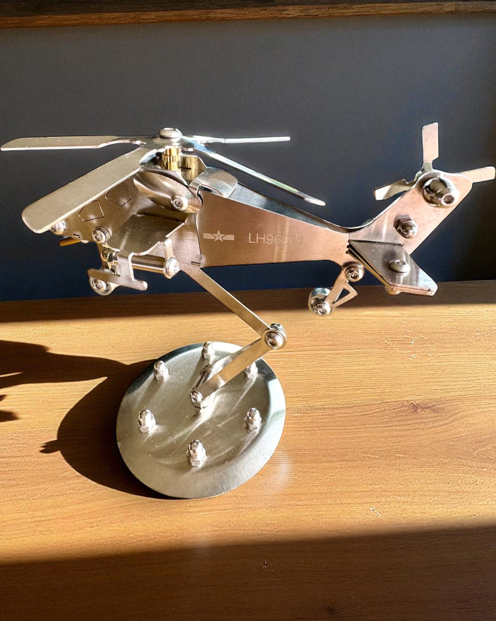 Modelo Metálico de Helicóptero "SkyRider" – Suporte de Secretária Ajustável com Personalização Gravada para Presente