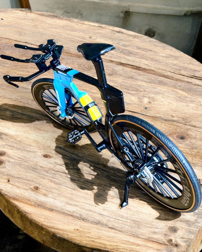 Miniatura de Modelo de Bicicleta de Triatlo "SpeedStorm 1.2" personalização com gravação para presente