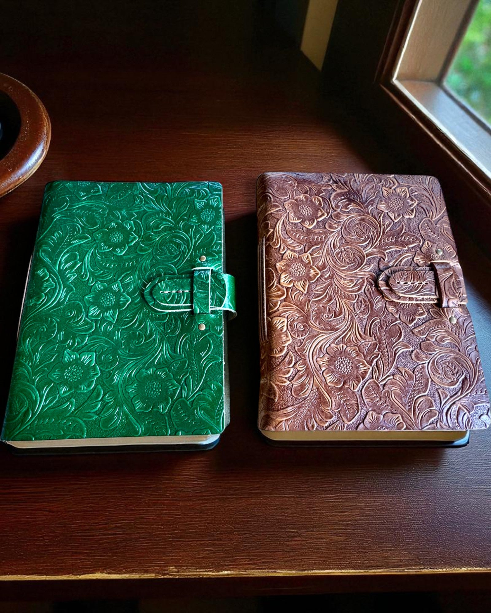 Caderno de Couro Vintage "Floralis" – estampado à mão, 400 páginas, possibilidade de gravação, 2 variantes