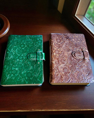 Caderno de Couro Vintage "Floralis" – estampado à mão, 400 páginas, possibilidade de gravação, 2 variantes