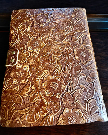 Caderno de Couro Vintage "Floralis" – estampado à mão, 400 páginas, possibilidade de gravação, 2 variantes