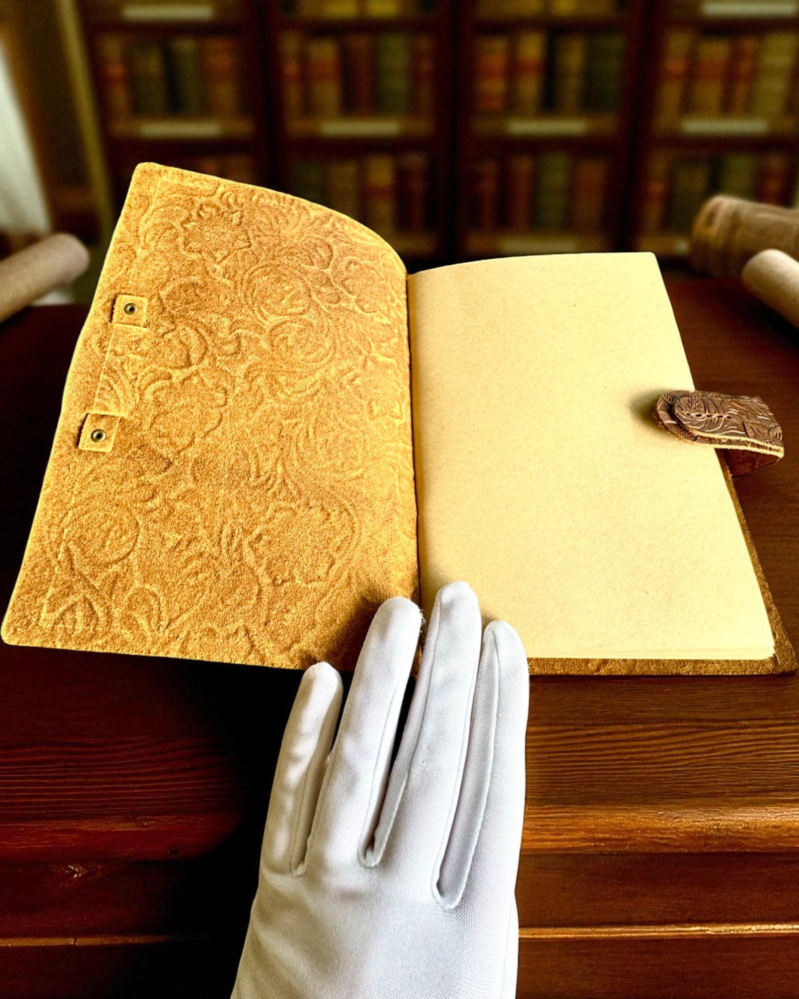 Caderno de Couro Vintage "Floralis" – estampado à mão, 400 páginas, possibilidade de gravação, 2 variantes