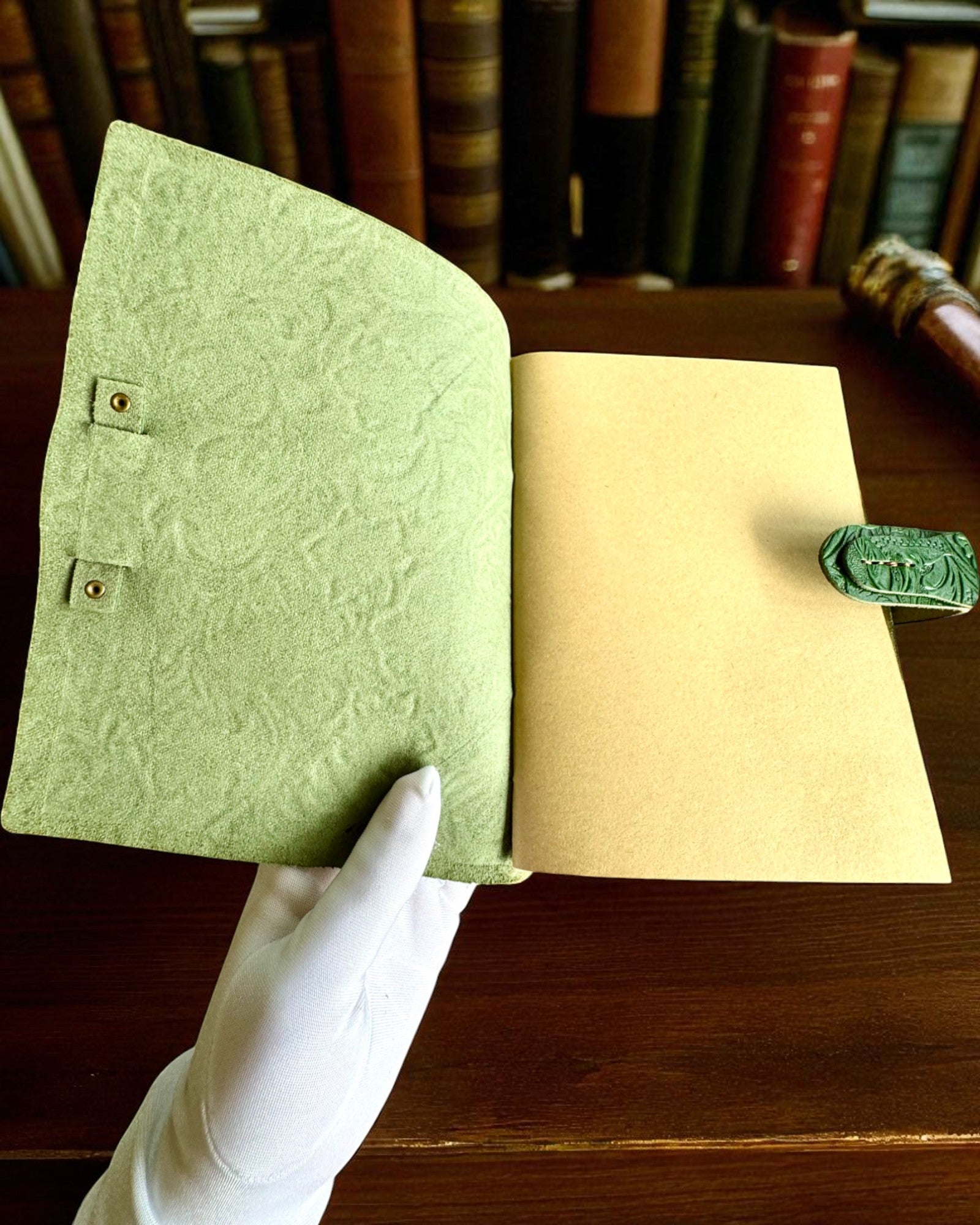 Caderno de Couro Vintage "Floralis" – estampado à mão, 400 páginas, possibilidade de gravação, 2 variantes