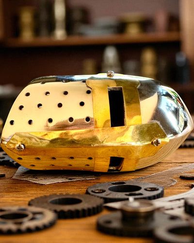 Mini Elmo de Cavaleiro "Guardian" em latão – feito à mão, 12 cm, possibilidade de personalização com gravação para presente