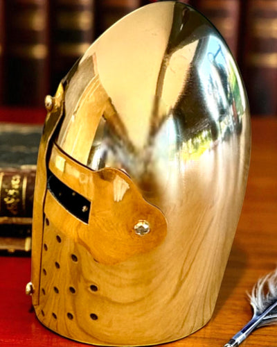 Mini Elmo de Cavaleiro "Guardian" em latão – feito à mão, 12 cm, possibilidade de personalização com gravação para presente