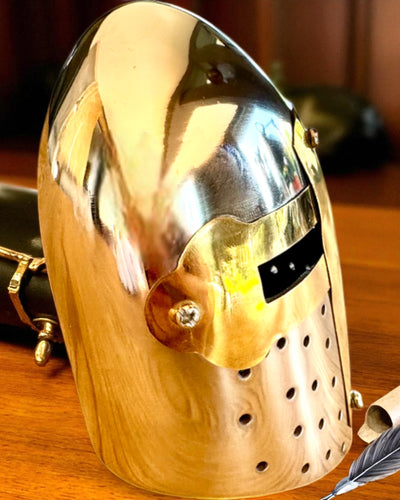 Mini Elmo de Cavaleiro "Guardian" em latão – feito à mão, 12 cm, possibilidade de personalização com gravação para presente