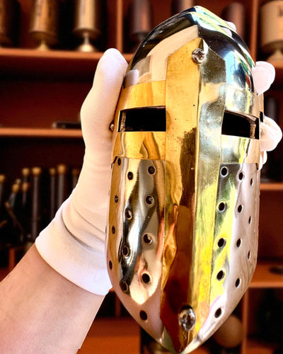 Mini Elmo de Cavaleiro "Guardian" em latão – feito à mão, 12 cm, possibilidade de personalização com gravação para presente