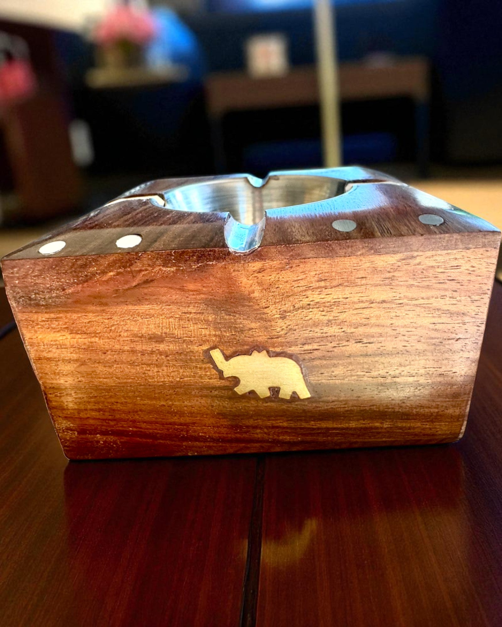 Rhino – Cinzeiro artesanal de madeira de shisham e latão, 11 cm de largura, com opção de personalização por gravação