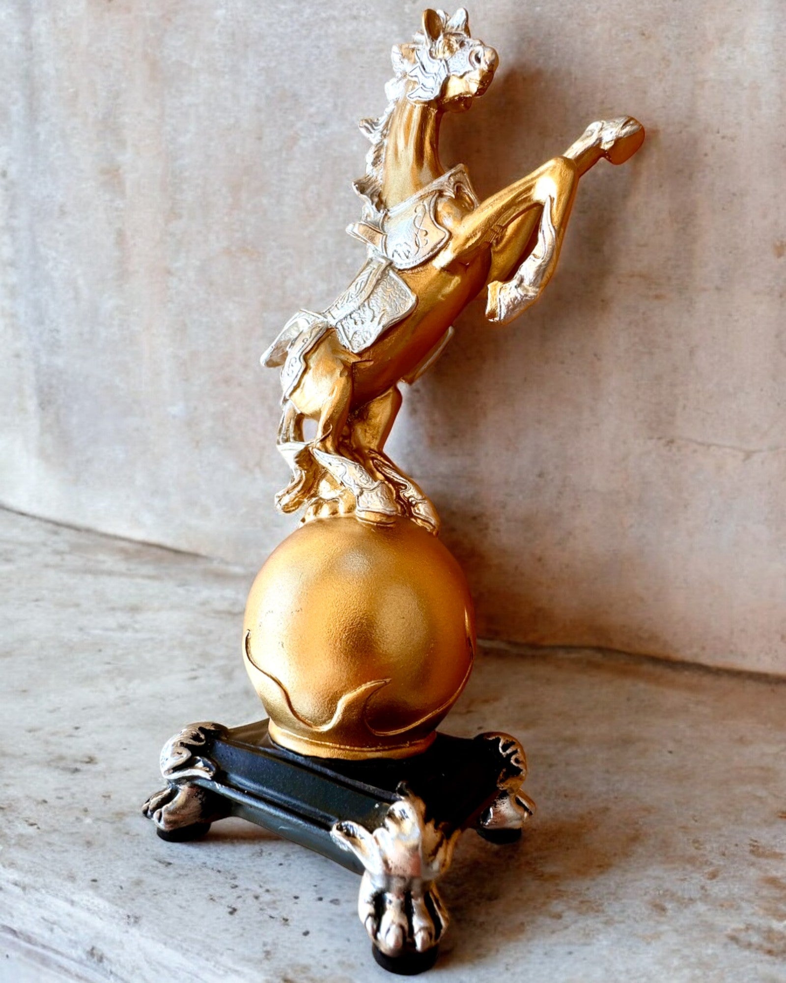 Elegante Estatueta "Złoty Rumak" - com possibilidade de gravação para presente