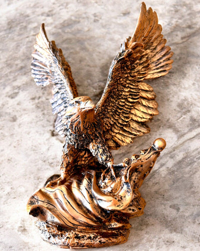 "Władca Wiatrów" - Escultura Retro de Águia em Estilo Vintage com Opção de Gravação