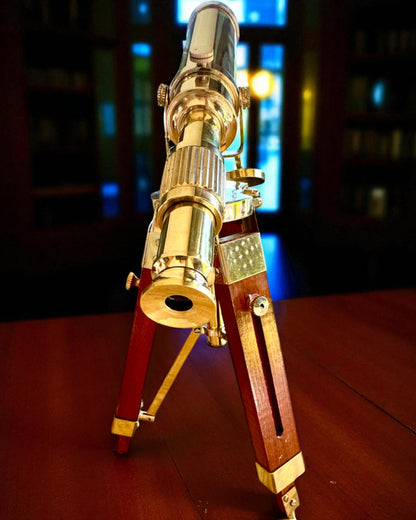 Telescópio Celestial em suporte de madeira 41 cm, possibilidade de personalização com gravação como presente