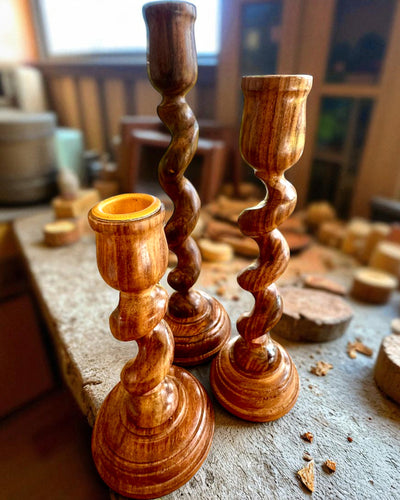 Conjunto de 3 castiçais "Luz Espiral" 25 cm de altura, possibilidade de personalização com gravação para presente