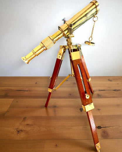 Telescópio Celestial em suporte de madeira 41 cm, possibilidade de personalização com gravação como presente