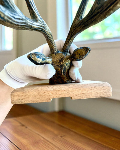 Cabide de latão Veado Guardião, feito à mão, possibilidade de personalização com gravação em madeira