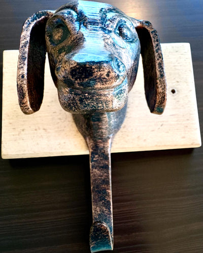 Cabide de latão Cão Amigo, feito à mão, possibilidade de personalização com gravação em madeira