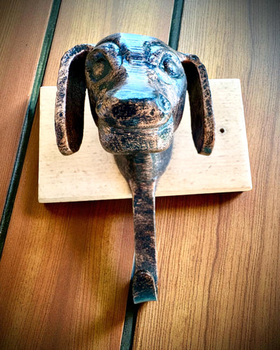 Cabide de latão Cão Amigo, feito à mão, possibilidade de personalização com gravação em madeira