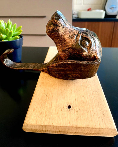 Cabide de latão Cão Amigo, feito à mão, possibilidade de personalização com gravação em madeira