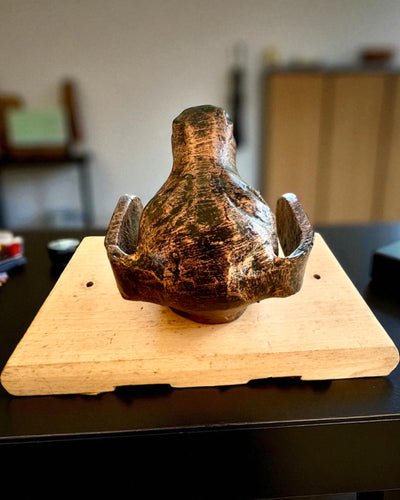 Cabide de latão Cão Amigo, feito à mão, possibilidade de personalização com gravação em madeira