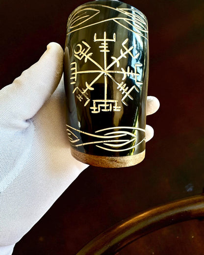Valknut Pequeno copo de chifre de búfalo feito à mão com símbolos nórdicos, possibilidade de personalização para presente com gravação