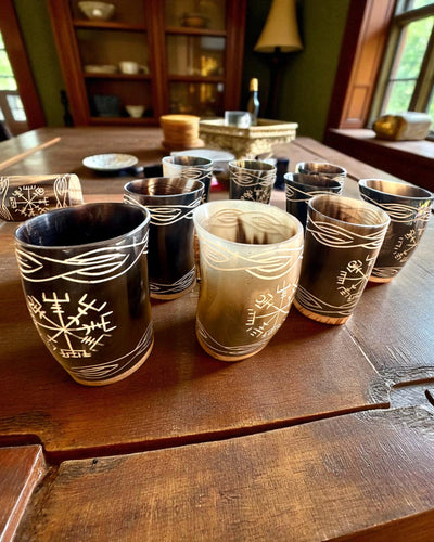 Valknut Pequeno copo de chifre de búfalo feito à mão com símbolos nórdicos, possibilidade de personalização para presente com gravação