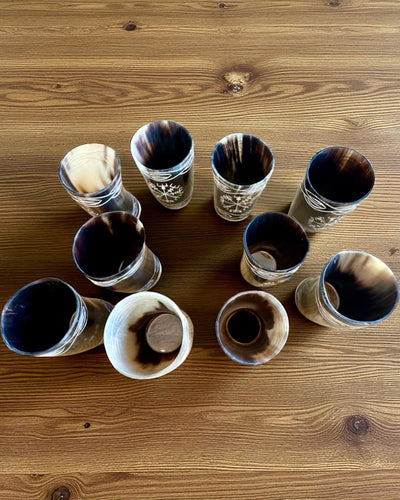 Valknut Pequeno copo de chifre de búfalo feito à mão com símbolos nórdicos, possibilidade de personalização para presente com gravação