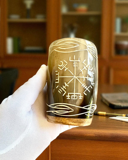 Valknut Pequeno copo de chifre de búfalo feito à mão com símbolos nórdicos, possibilidade de personalização para presente com gravação