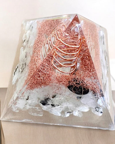 Pirâmide Energética orgonite "Copper Harmony"