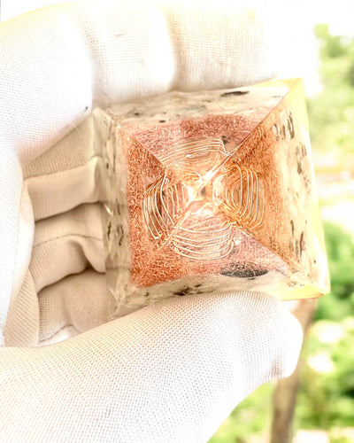 Pirâmide Energética orgonite "Copper Harmony"