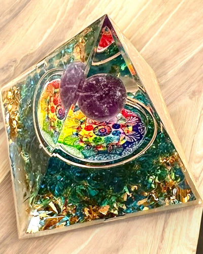 Pirâmide Energética orgonite "Mystic Aura"
