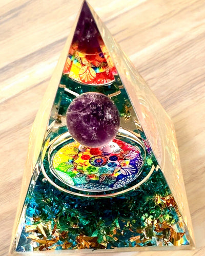 Pirâmide Energética orgonite "Mystic Aura"